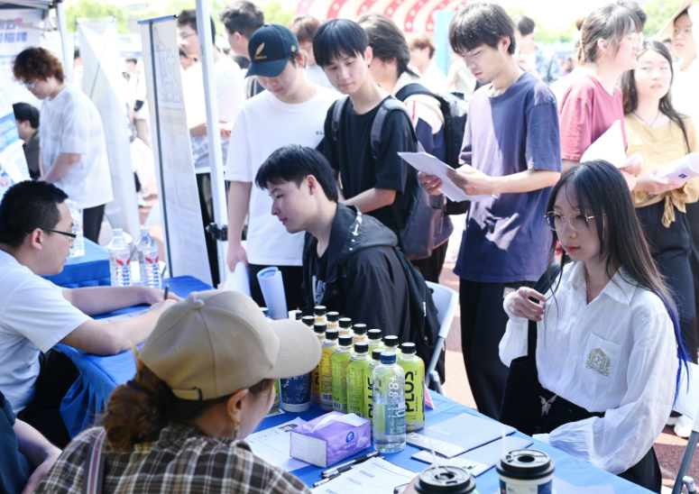 临港文理学院打造 “新业态就业孵化营” 直播电商、海洋研学等新职业赋能青年